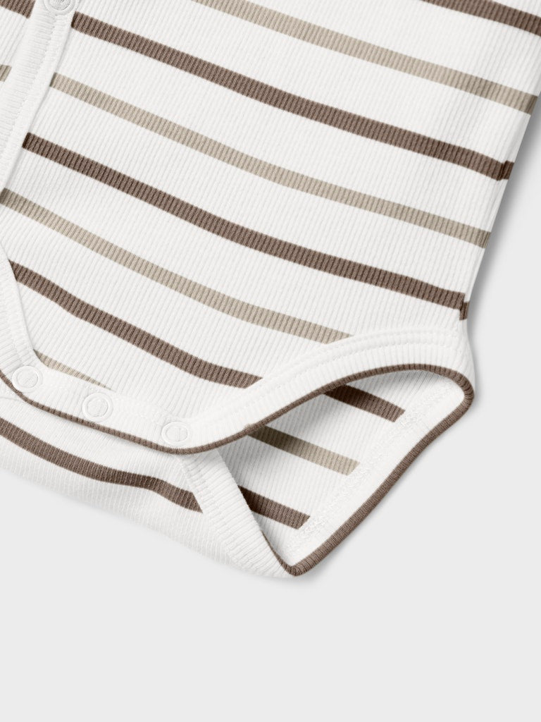 Vit randig omlott body till baby pojke och bebis flicka. Nyfödd neutral body med  elefant tillverkad i ekologisk bomull.
NBNOFANT LS WRAP BODY
13246745