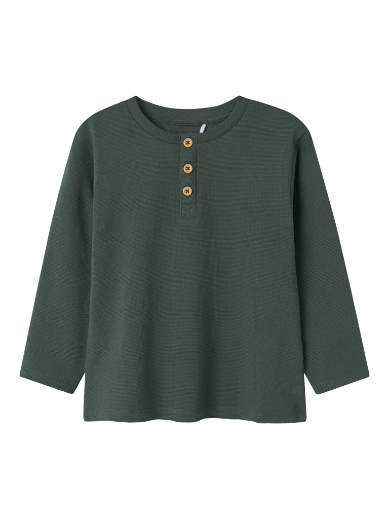 Grön farfars tröja till pojke. Mörkgrön långärmad t-shirt i ekologisk bomull från Name it.
NMMNOTE LS GRANDAD TOP
13246709