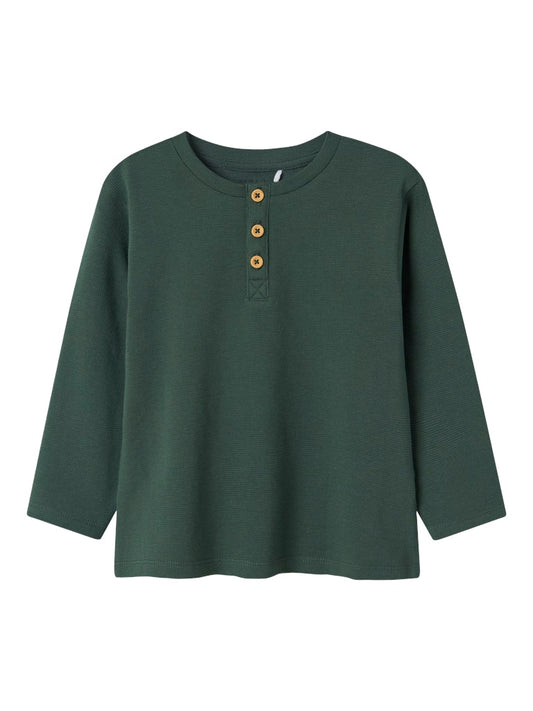 Grön farfars tröja till pojke. Mörkgrön långärmad t-shirt i ekologisk bomull från Name it.
NMMNOTE LS GRANDAD TOP
13246709