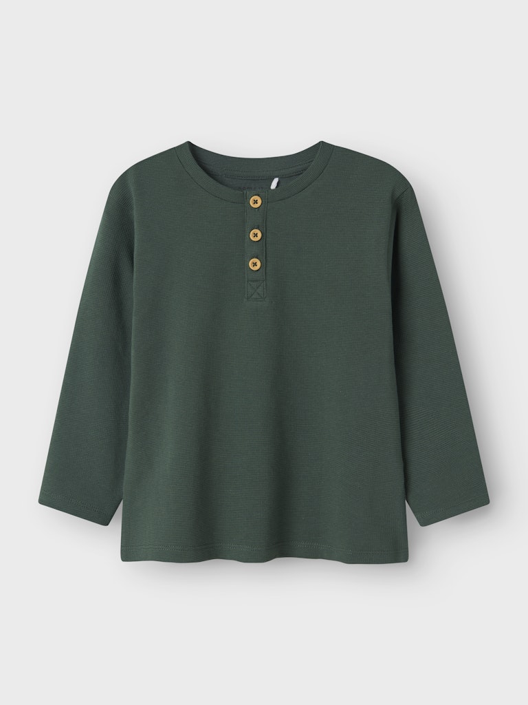 Grön farfars tröja till pojke. Mörkgrön långärmad t-shirt i ekologisk bomull från Name it.
NMMNOTE LS GRANDAD TOP
13246709