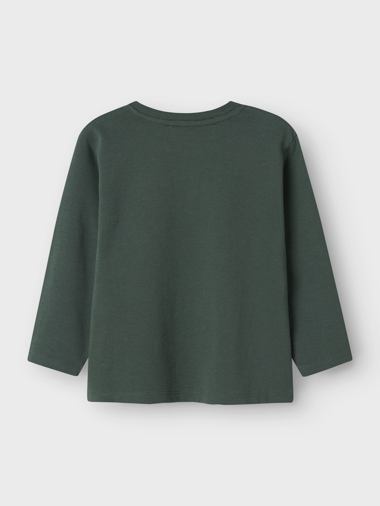 Grön farfars tröja till pojke. Mörkgrön långärmad t-shirt i ekologisk bomull från Name it.
NMMNOTE LS GRANDAD TOP
13246709