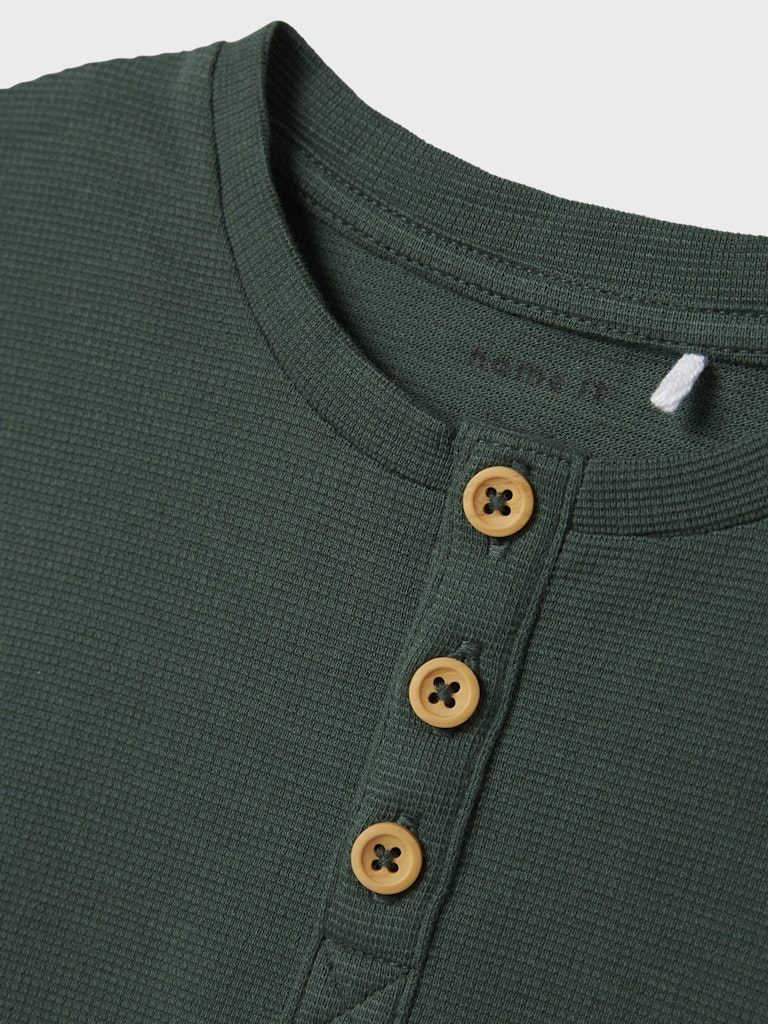 Grön farfars tröja till pojke. Mörkgrön långärmad t-shirt i ekologisk bomull från Name it.
NMMNOTE LS GRANDAD TOP
13246709