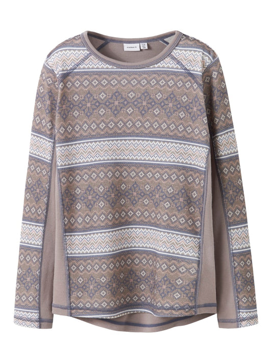Grå och rosa färgad merino ull tröja till flicka. Varmt underställ till barn och ungdomar tjej, vackert mönstrad underställströja från Name it.
NKFWILLTO WOOL LS TOP
13228547
