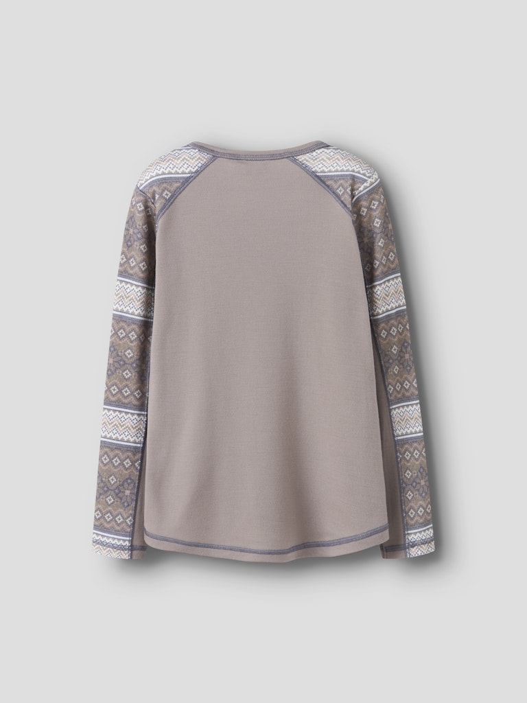 Grå och rosa färgad merino ull tröja till flicka. Varmt underställ till barn och ungdomar tjej, vackert mönstrad underställströja från Name it.
NKFWILLTO WOOL LS TOP
13228547