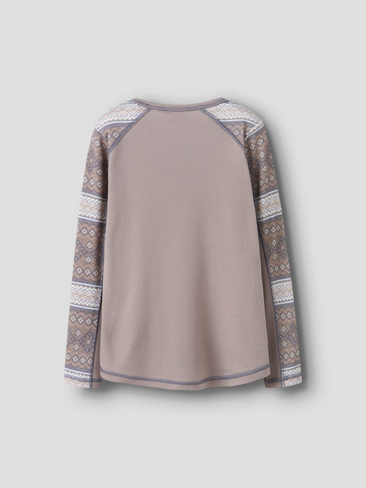 Grå och rosa färgad merino ull tröja till flicka. Varmt underställ till barn och ungdomar tjej, vackert mönstrad underställströja från Name it.
NKFWILLTO WOOL LS TOP
13228547