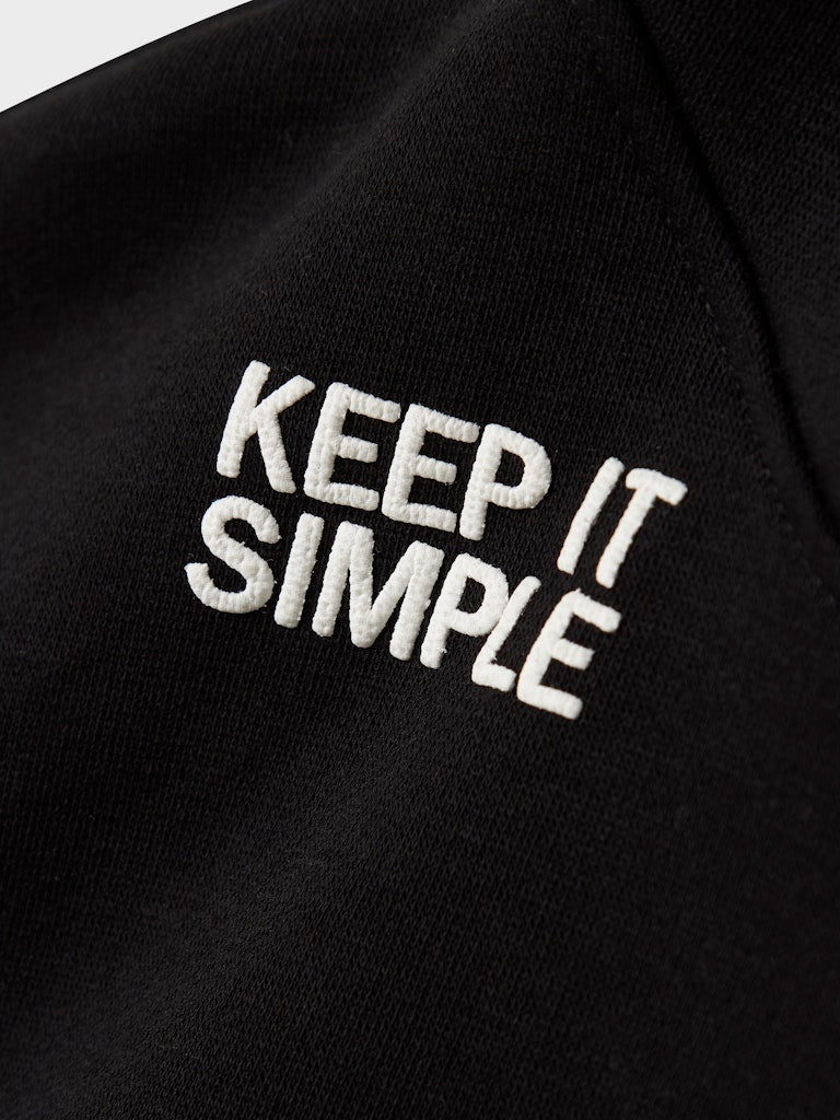 Svart hoodie i sweat till kille. Enfärgad luvtröja till pojke från Nameit.
NKMBRONX LS RLX SWE BRU WH BF
13247131