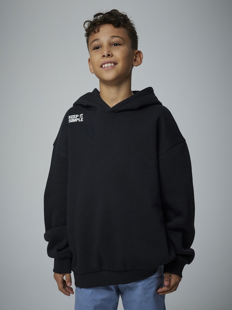 Svart hoodie i sweat till kille. Enfärgad luvtröja till pojke från Nameit.
NKMBRONX LS RLX SWE BRU WH BF
13247131