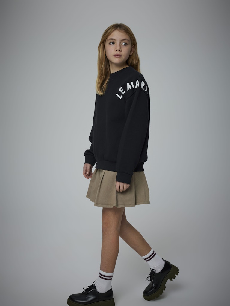 Svart RLX sweat tröja till flicka. Tjej tröja i mjuk skön återvunnen kvalitet.
NKFODIKA LS RLX SWEAT BRU BF
13247274