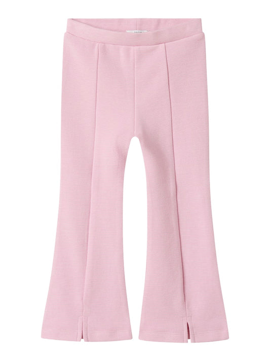 Rosa utsvängd byxa till flicka. Bootcut leggings i skön stretch och slits vid fot.
NMFNIBA BOOTCUT LEGGING
13246643