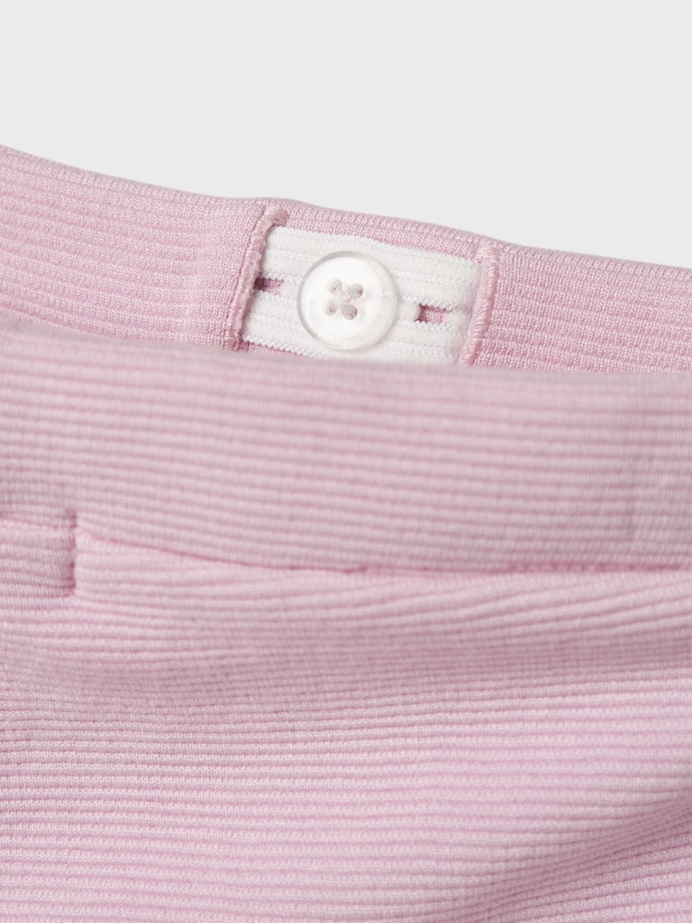 Rosa utsvängd byxa till flicka. Bootcut leggings i skön stretch och slits vid fot.
NMFNIBA BOOTCUT LEGGING
13246643