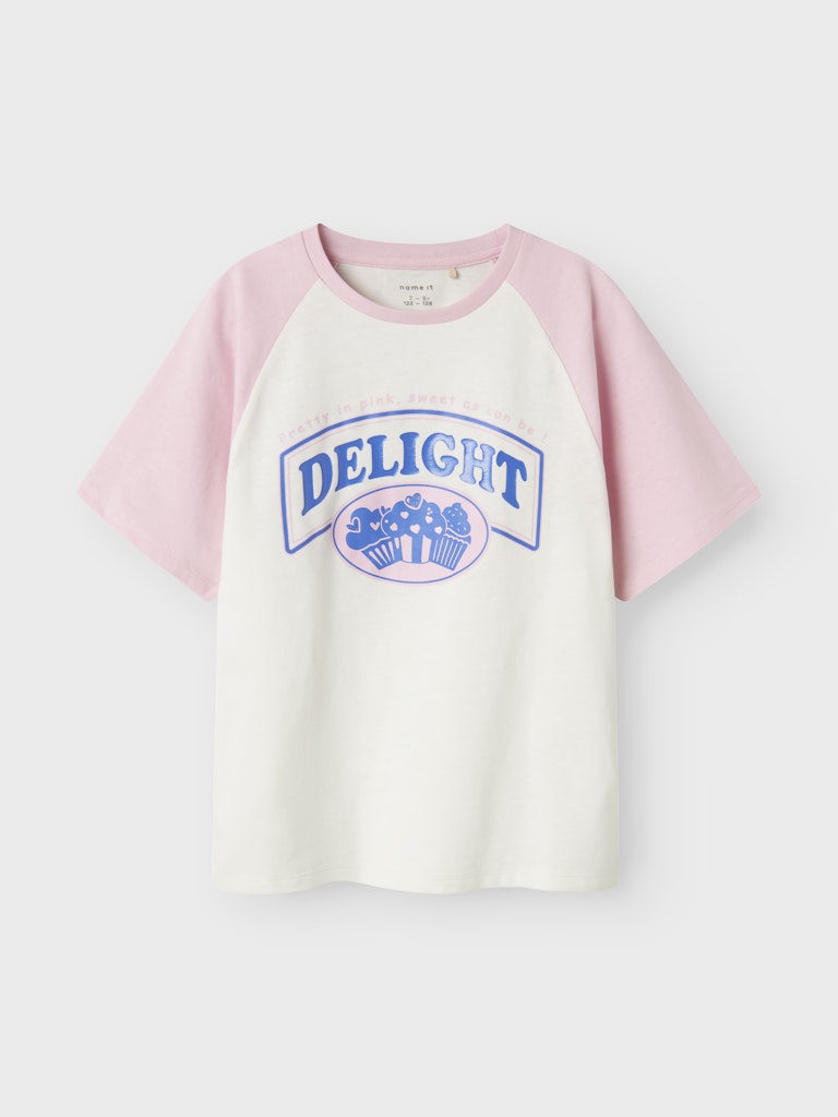 Vit och rosa kortärmad t-shirt med cupcakes print. Topp till flicka i ekologisk bomull från Name it.
NKFNASLA NREG SS SH TOP
13247355
