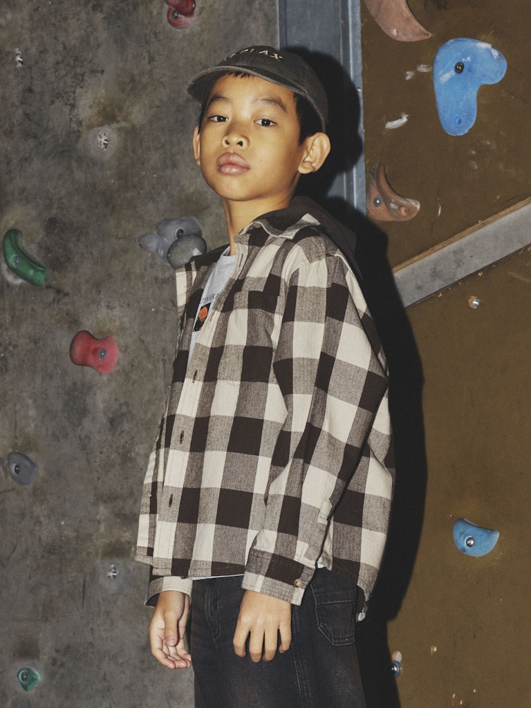 Brun rutig overshirt skjorta med luva till pojke. Barn och ungdom flanellskjorta till kille från Nameit.
NKMOLAF LS OVERSHIRT WH
13247217