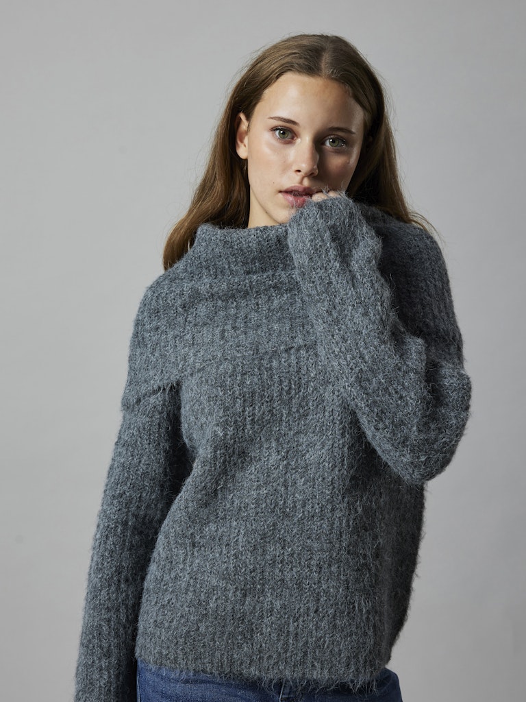 Grå stickad tröja med stor krage till ungdom tjej. Barn tröja till flicka, grov stickad från LMTD
NLFNULO LS SHORT FOLD DOWN KNIT
13247859