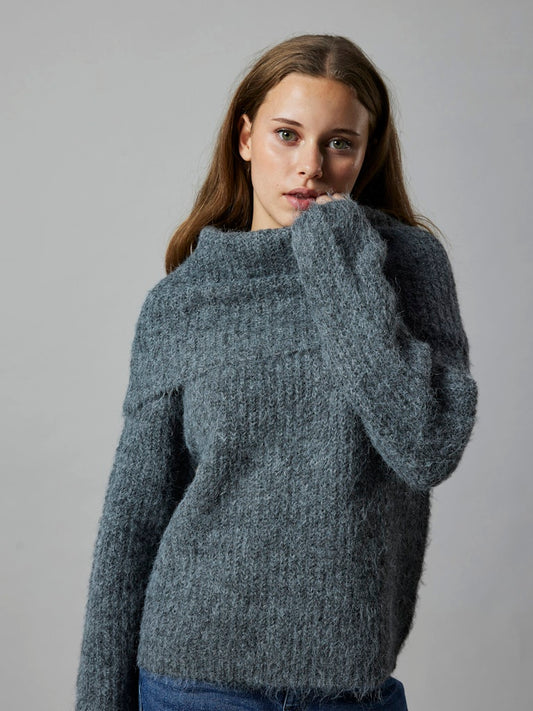 Grå stickad tröja med stor krage till ungdom tjej. Barn tröja till flicka, grov stickad från LMTD
NLFNULO LS SHORT FOLD DOWN KNIT
13247859