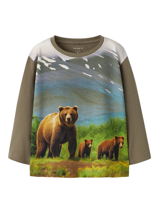 Grön långärmad tröja med fotoprint av björnar till pojke. Färgglad ekologiska barnkläder från Name it.
NMMOSVALD LS NREG TOP BOX
13247892