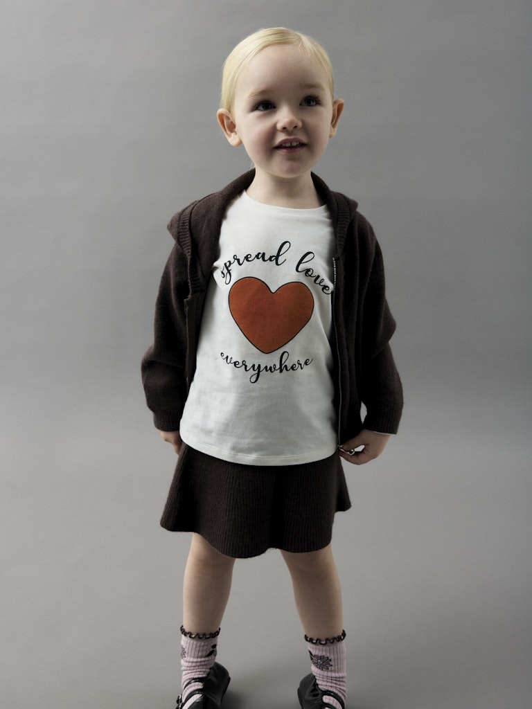 Brun stickad kort kjol till flicka. Barn kjol i mjuk skön snurr modell till vardag och fest.
NMFNILLA KNIT SKIRT
13247643