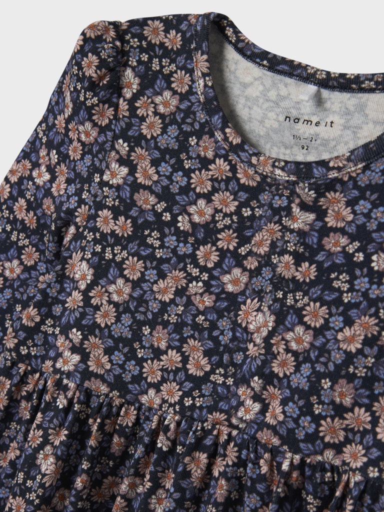Blå blommig långärmad klänning till flicka. Ekologiska barnkläder, klänning från Name it.
NMFOALIA LS DRESS
13247945