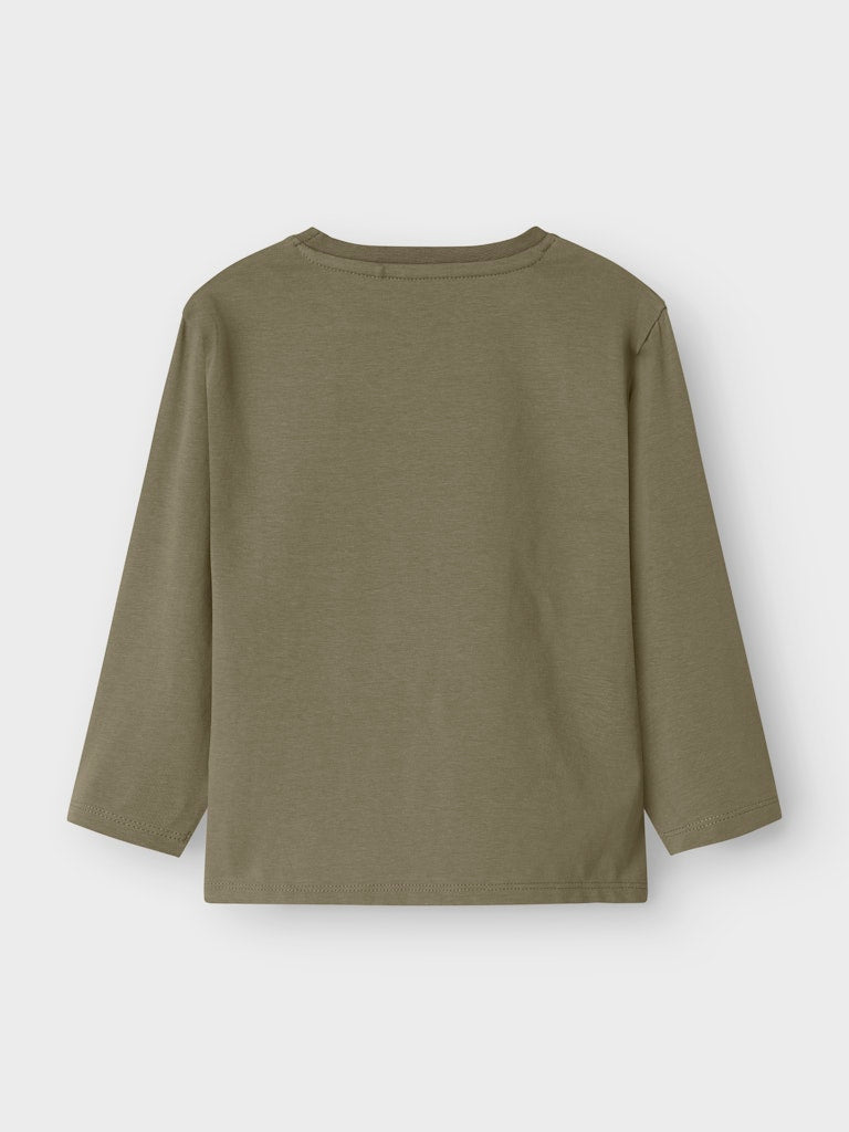 Mörk grön långärmad t-shirt med motiv av björn och tvättbjörn till pojke. Ekologisk tröja från Name it.
NMMORIS LS NREG TOP BOX
13247936