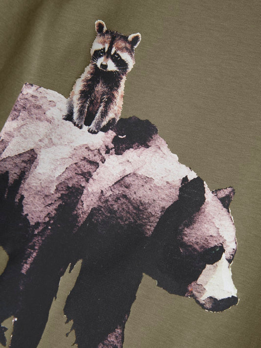 Mörk grön långärmad t-shirt med motiv av björn och tvättbjörn till pojke. Ekologisk tröja från Name it.
NMMORIS LS NREG TOP BOX
13247936