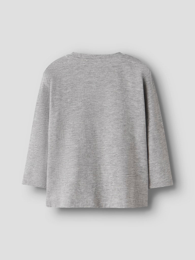 Grå långärmad t-shirt med motiv av björn och räv till pojke. Ekologisk tröja från Name it.
NMMORIS LS NREG TOP BOX
13247936
