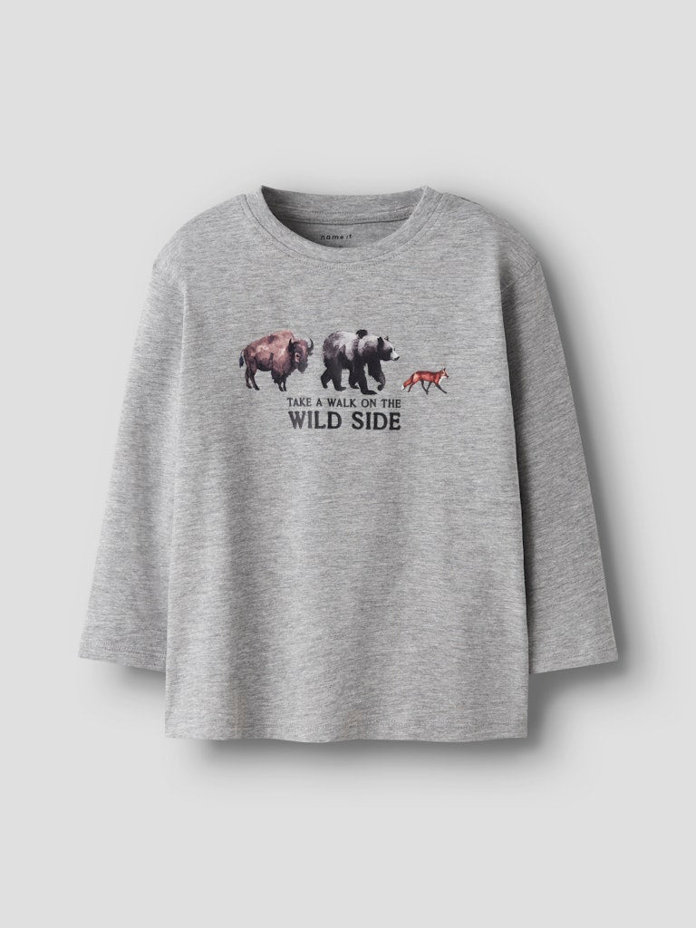 Grå långärmad t-shirt med motiv av björn och räv till pojke. Ekologisk tröja från Name it.
NMMORIS LS NREG TOP BOX
13247936