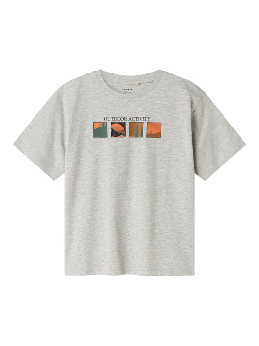 Grå kortärmad t-shirt till pojke. Tröja med snyggt print till kille ungdom. Ekologiska barn kläder från Name it.
NKMORLAN SS NREG TOP BOX
13248044