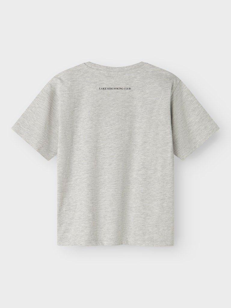 Grå kortärmad t-shirt till pojke. Tröja med snyggt print till kille ungdom. Ekologiska barn kläder från Name it.
NKMORLAN SS NREG TOP BOX
13248044