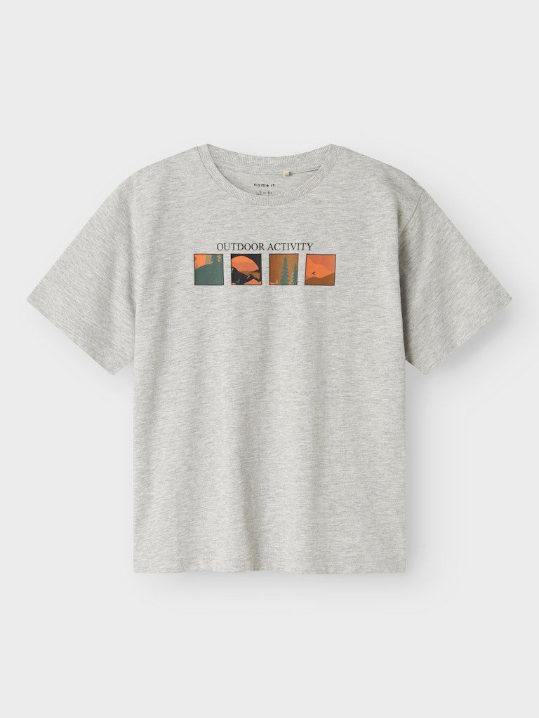 Grå kortärmad t-shirt till pojke. Tröja med snyggt print till kille ungdom. Ekologiska barn kläder från Name it.
NKMORLAN SS NREG TOP BOX
13248044