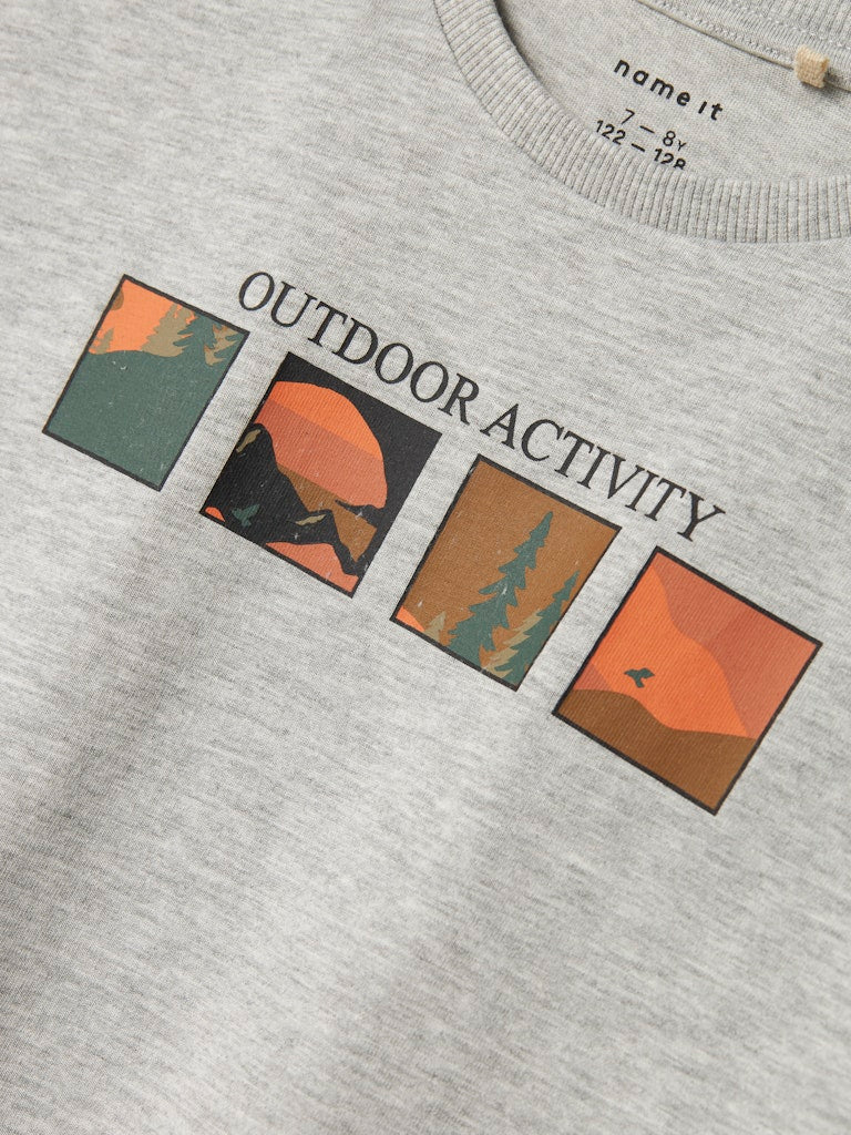 Grå kortärmad t-shirt till pojke. Tröja med snyggt print till kille ungdom. Ekologiska barn kläder från Name it.
NKMORLAN SS NREG TOP BOX
13248044