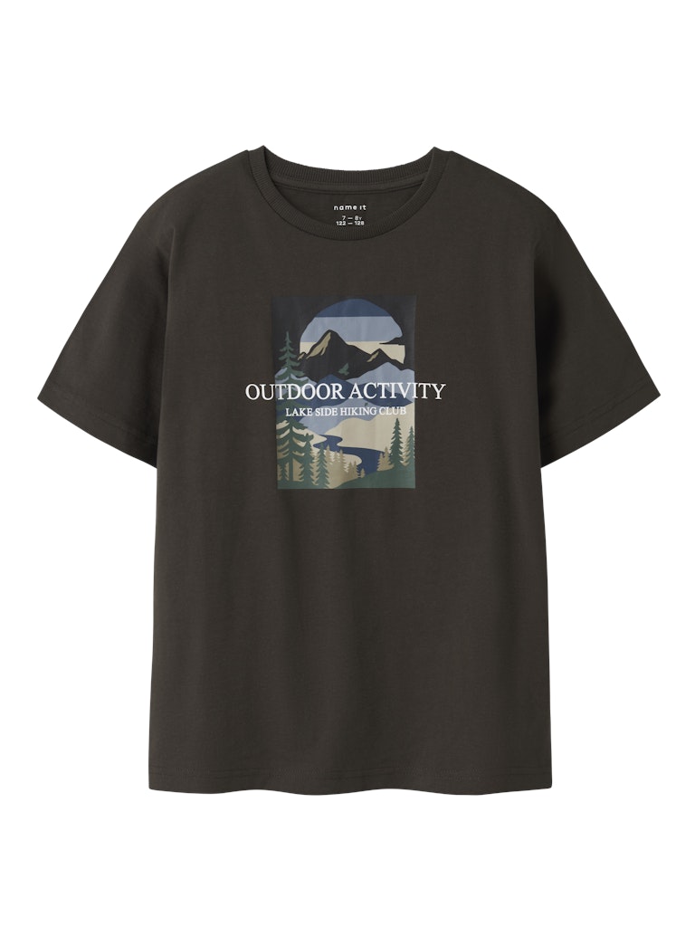 Brun kortärmad t-shirt till pojke. Tröja med snyggt print till kille ungdom. Ekologiska barn kläder från Name it.
NKMORLAN SS NREG TOP BOX
13248044