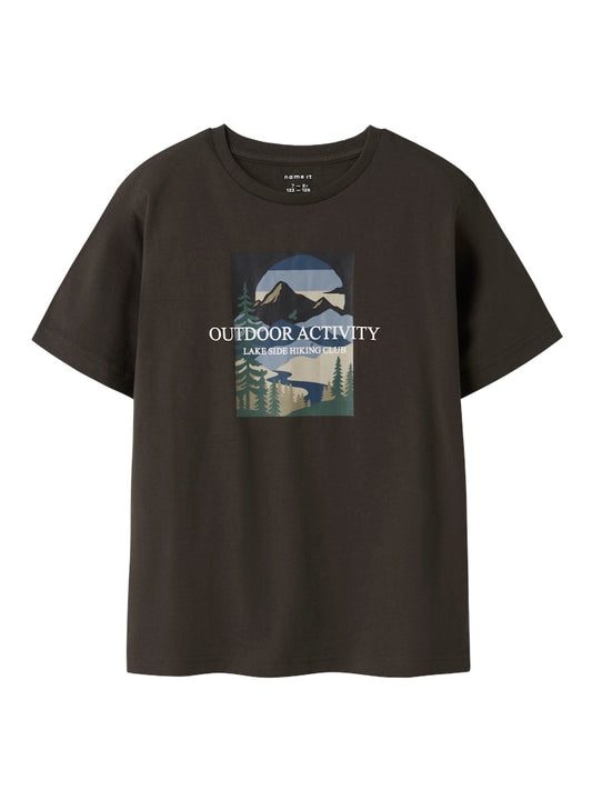 Brun kortärmad t-shirt till pojke. Tröja med snyggt print till kille ungdom. Ekologiska barn kläder från Name it.
NKMORLAN SS NREG TOP BOX
13248044