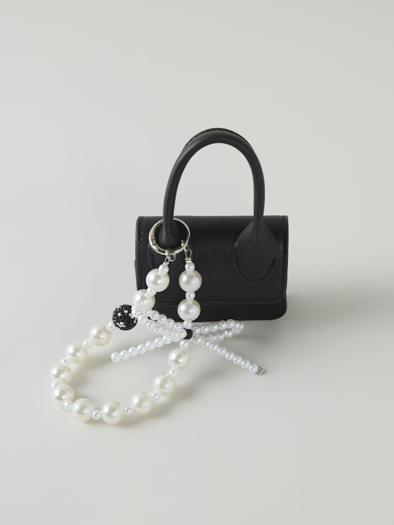 Nyckelring, bag charms av vita pärlor. 
NKFOLULU KEYHANGER
13247726