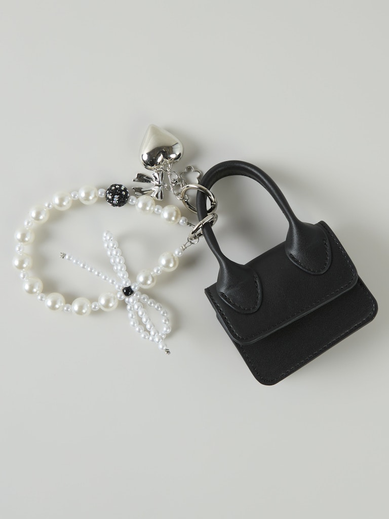 Nyckelring, bag charms av vita pärlor. 
NKFOLULU KEYHANGER
13247726