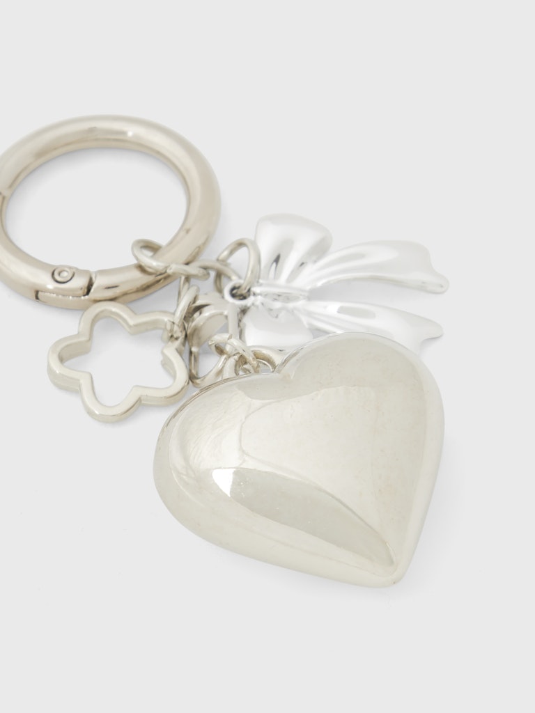Nyckelring, bag charms av silver hjärta. 
NKFOLULU KEYHANGER
13247726