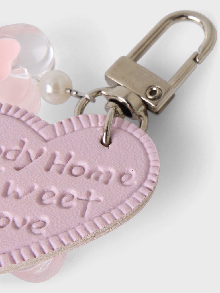 Nyckelring, bag charms i form av rosa små hjärtan. Väldigt söt dekoration till handväskan.
NKFOLULU KEYHANGER
13247726