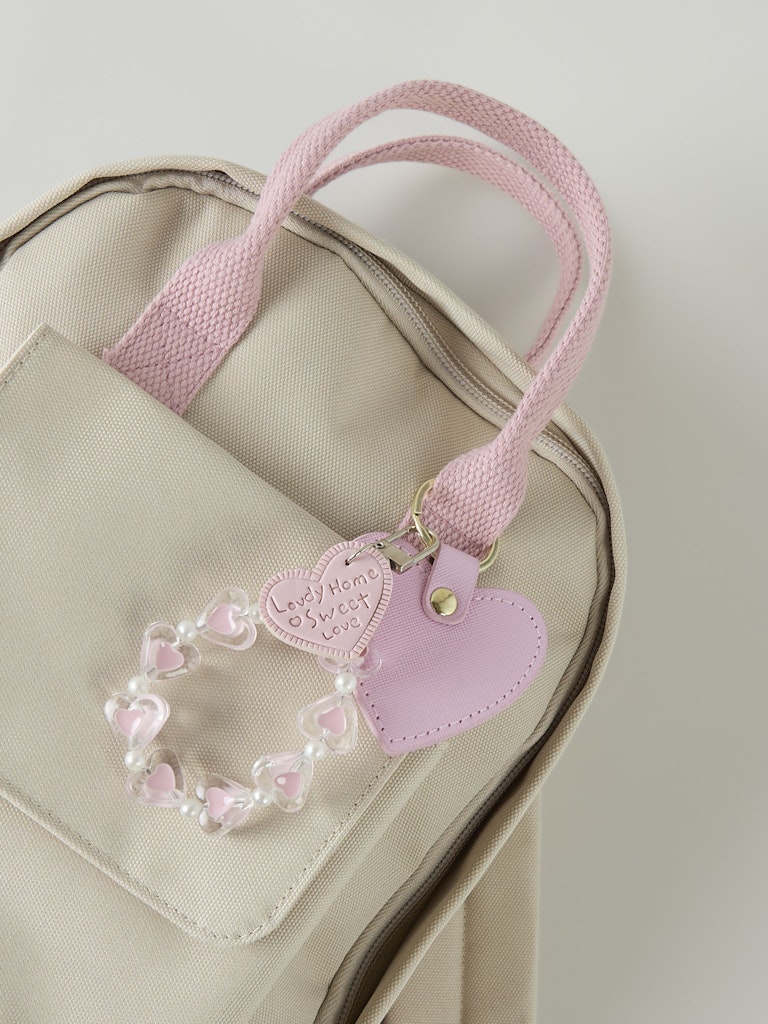 Nyckelring, bag charms i form av rosa små hjärtan. Väldigt söt dekoration till handväskan.
NKFOLULU KEYHANGER
13247726