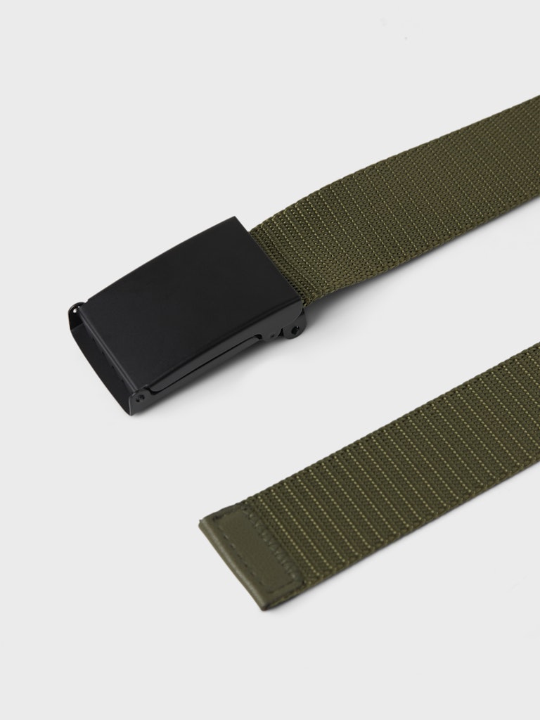 Grönt skärp till pojke. Barn skärp till kille. Stort spänne, lätt att stänga och öppna. Bälte till ungdom, ungdomskläder.
NKMACC-RICK BELT
13227077