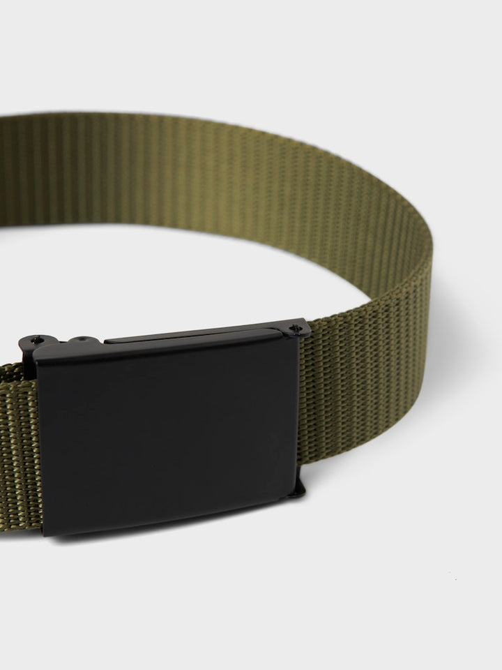Grönt skärp till pojke. Barn skärp till kille. Stort spänne, lätt att stänga och öppna. Bälte till ungdom, ungdomskläder.
NKMACC-RICK BELT
13227077