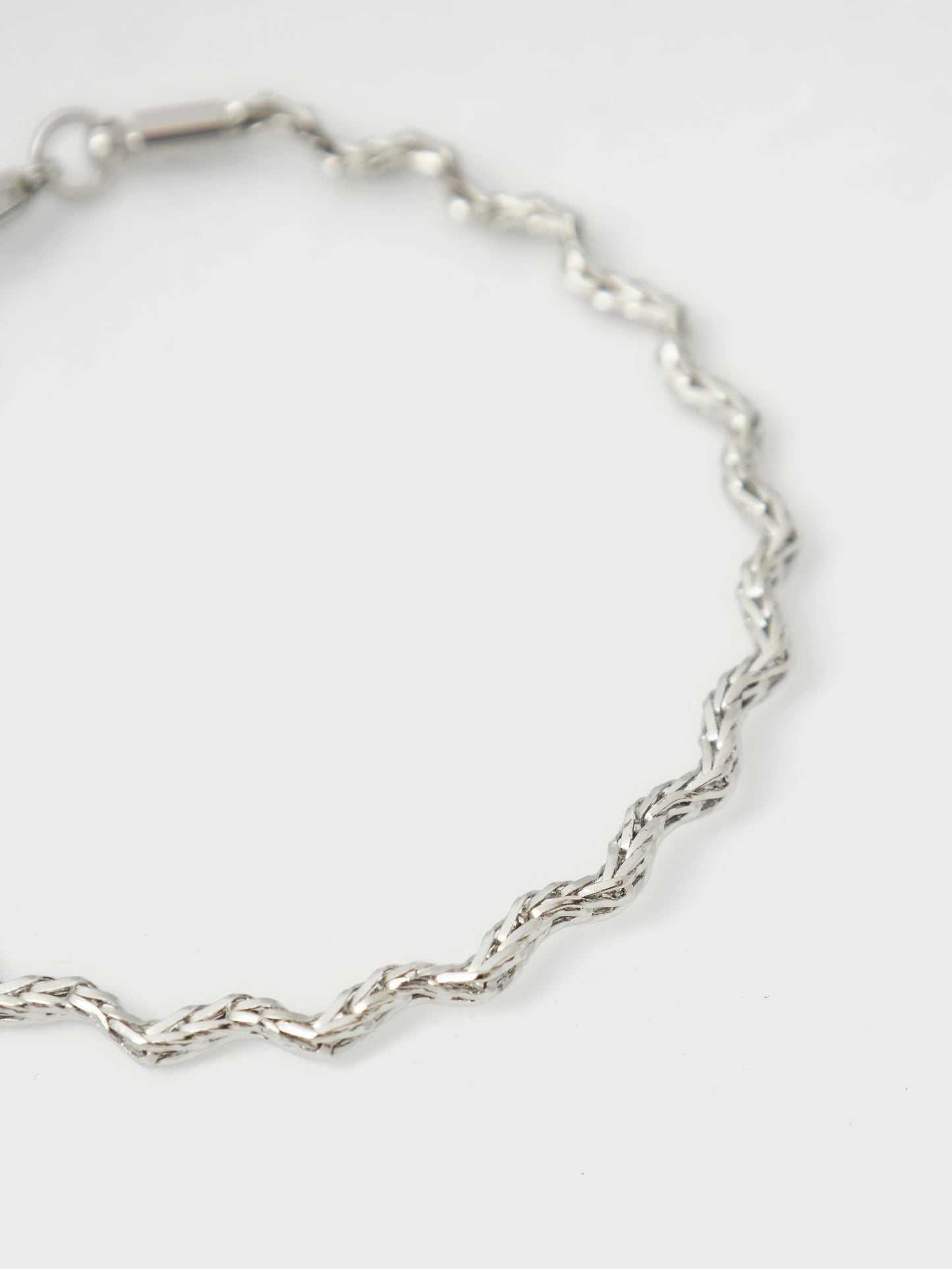 Silver färgat armband från LMTD i vågig modell till tjej. Armlänk, smycke till flicka barn och ungdom.
NLFALKES BRACELET
13248209