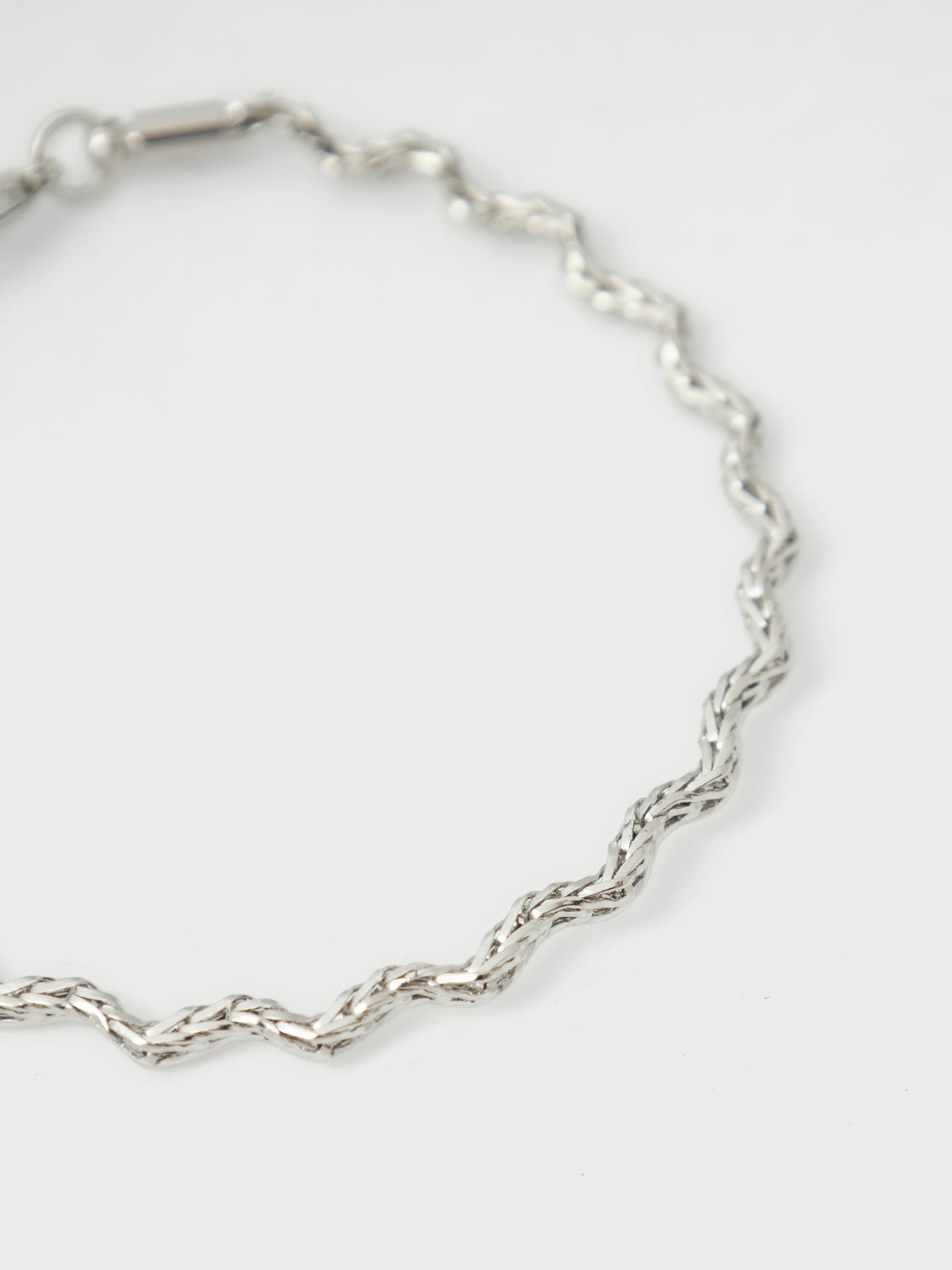 Silver färgat armband från LMTD i vågig modell till tjej. Armlänk, smycke till flicka barn och ungdom.
NLFALKES BRACELET
13248209