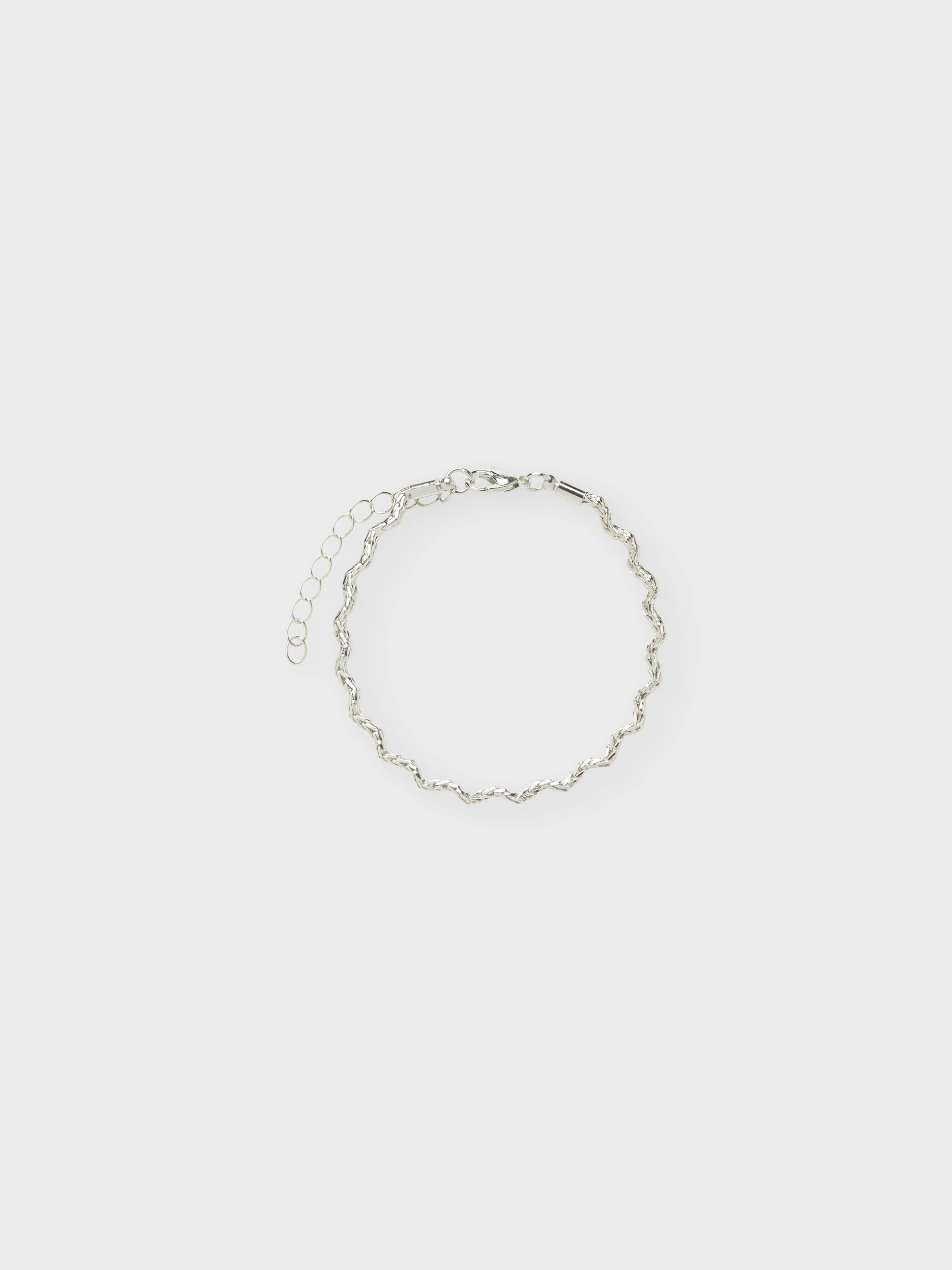 Silver färgat armband från LMTD i vågig modell till tjej. Armlänk, smycke till flicka barn och ungdom.
NLFALKES BRACELET
13248209