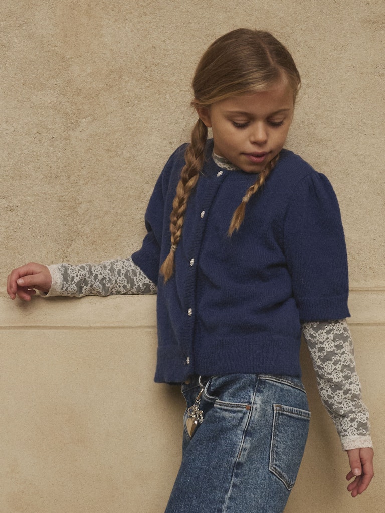 Blå stickad kofta med fina knappar till flicka. Tjej cardigan till barn och ungdom.
NKFNABETH 2/4 SL KNIT CARD
13248465