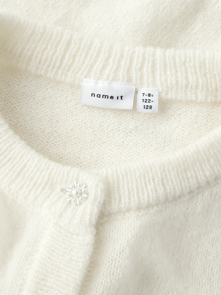 Vit stickad kofta med fina knappar till flicka. Tjej cardigan till barn och ungdom.
NKFNABETH 2/4 SL KNIT CARD
13248465