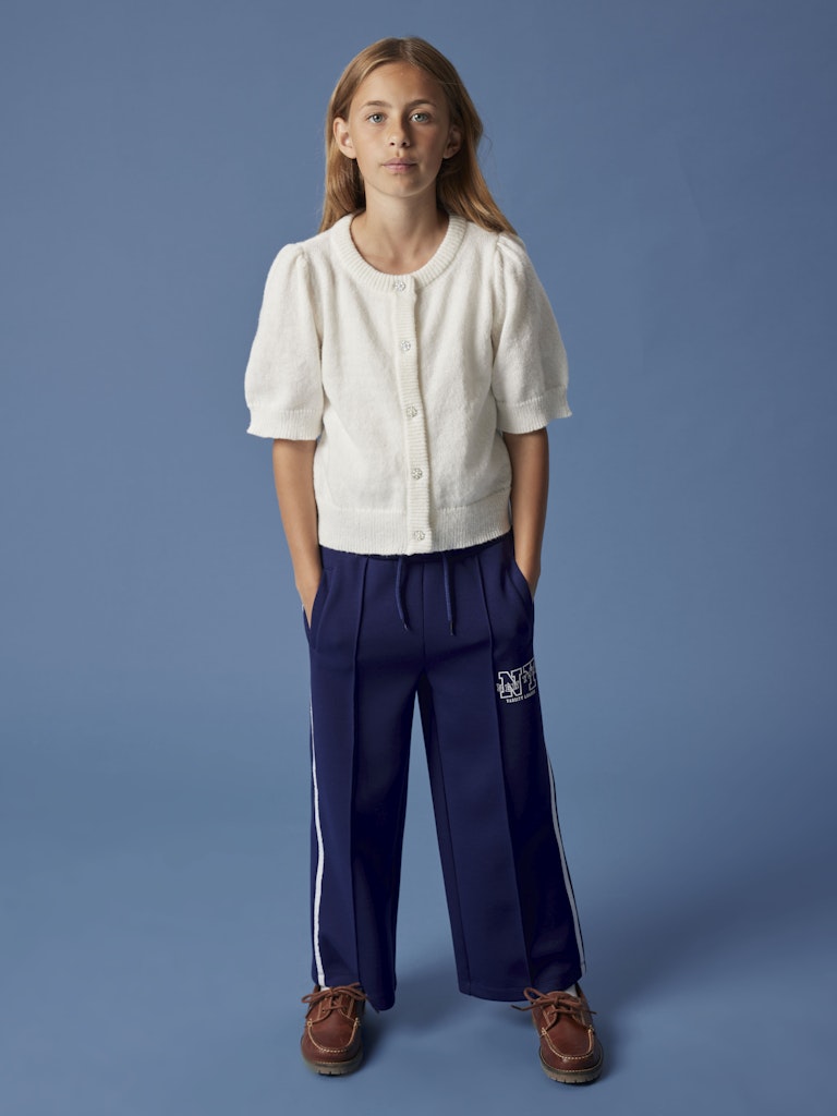 Vit stickad kofta med fina knappar till flicka. Tjej cardigan till barn och ungdom.
NKFNABETH 2/4 SL KNIT CARD
13248465