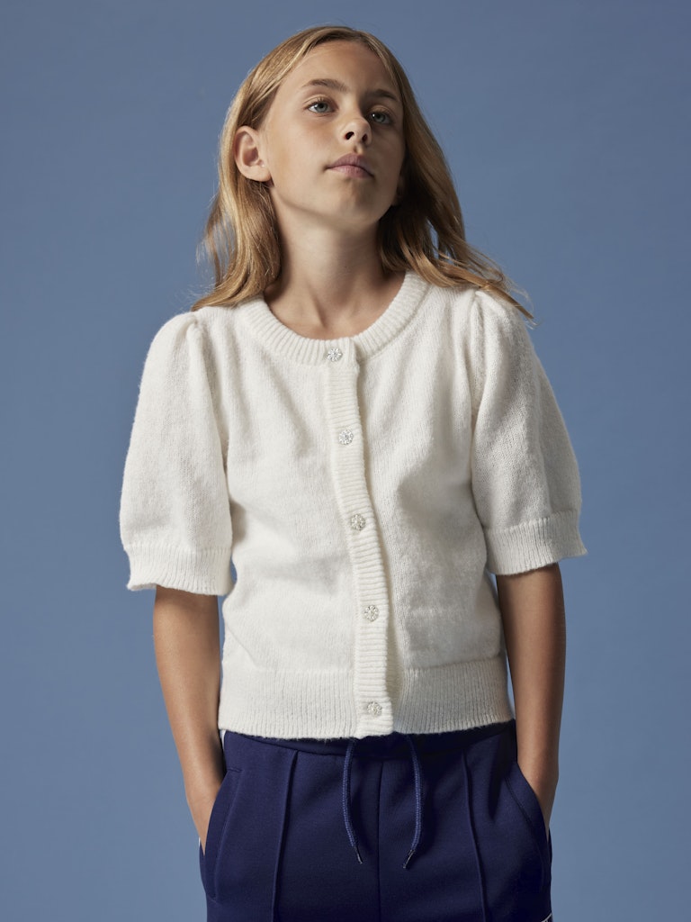 Vit stickad kofta med fina knappar till flicka. Tjej cardigan till barn och ungdom.
NKFNABETH 2/4 SL KNIT CARD
13248465