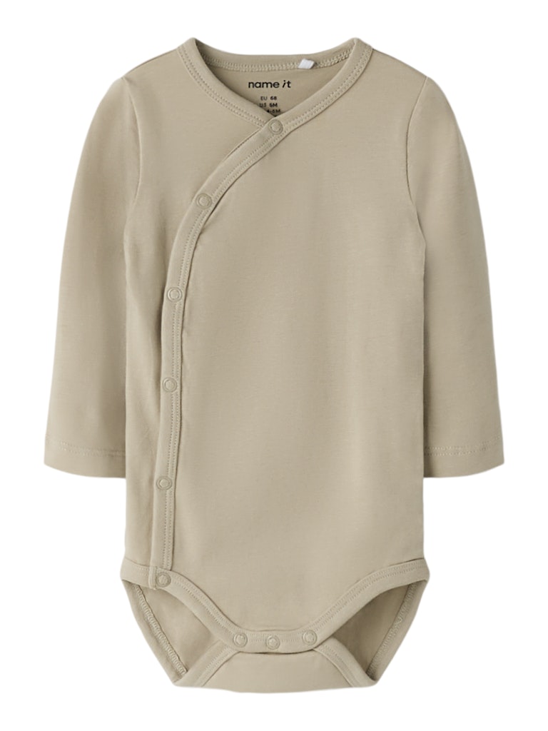 Beige omlott body till baby pojke. Bebis body i wrap modell, ekologiska bebiskläder från Nameit.
NBMVROLLE LS WRAP BODY
13249095