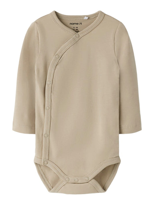 Beige omlott body till baby pojke. Bebis body i wrap modell, ekologiska bebiskläder från Nameit.
NBMVROLLE LS WRAP BODY
13249095