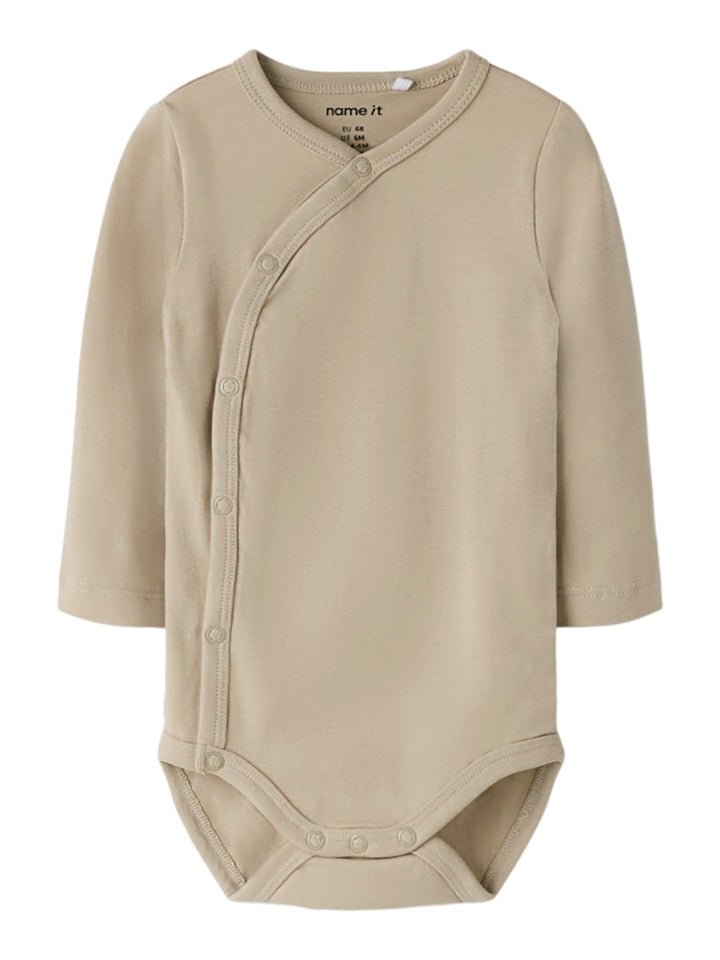 Beige omlott body till baby pojke. Bebis body i wrap modell, ekologiska bebiskläder från Nameit.
NBMVROLLE LS WRAP BODY
13249095