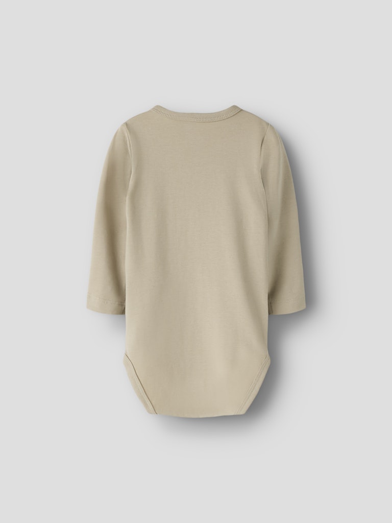 Beige omlott body till baby pojke. Bebis body i wrap modell, ekologiska bebiskläder från Nameit.
NBMVROLLE LS WRAP BODY
13249095