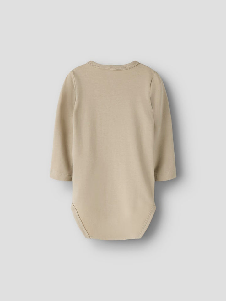 Beige omlott body till baby pojke. Bebis body i wrap modell, ekologiska bebiskläder från Nameit.
NBMVROLLE LS WRAP BODY
13249095
